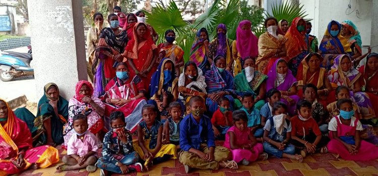 ଇନ୍ଦିରାଆବାସ କଲୋନୀ ସରକାରୀ ପ୍ରାଥମିକ ବିଦ୍ୟାଳୟକୁ ବନ୍ଦ ନ କରିବା ଦାବି ଛାତ୍ରଛାତ୍ରୀ ଅଭିଭାବକ ମାନେ ଜିଲ୍ଲାପାଳଙ୍କ କାର୍ଯ୍ୟାଳୟ ସମ୍ମୁଖରେ ବସିରହିଲେ