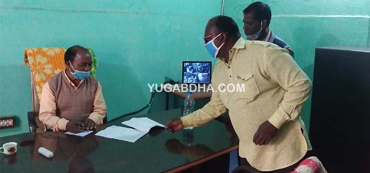 ବିଦ୍ୟାଳୟ ଖୋଲିବା ନିମନ୍ତେ ବ୍ଳକ ଗୋଷ୍ଠୀ ଶିକ୍ଷାଅଧିକାରୀଙ୍କୁ ଦାବି ପତ୍ର ପ୍ରଦାନ