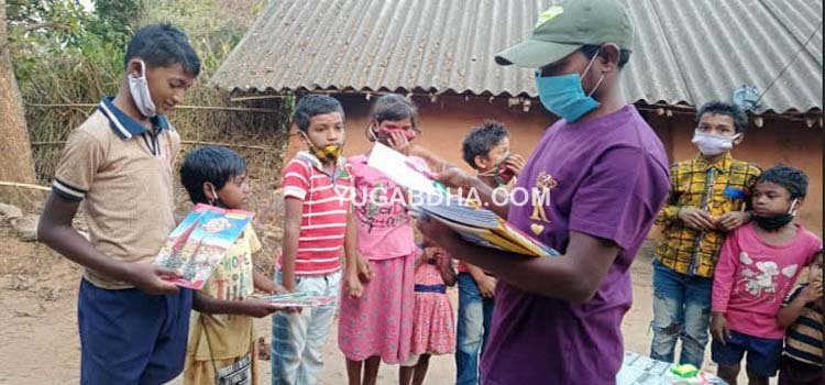 ପିଲାଙ୍କୁ ଖାତା କଲମ ବାଣ୍ଟି ଜନ୍ମଦିନ ପାଳିଲେ ସ୍ୱେଚ୍ଛାସେବୀ