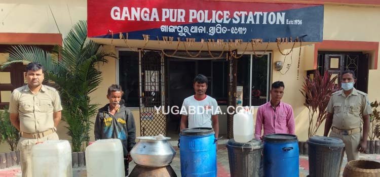 ପୋଲିସ୍ ର ଚଢ଼ାଉ; ବିପୁଳ ଦେଶୀ ମଦ ଜବତ ସହ ତିନି ଜଣ ଗିରଫ