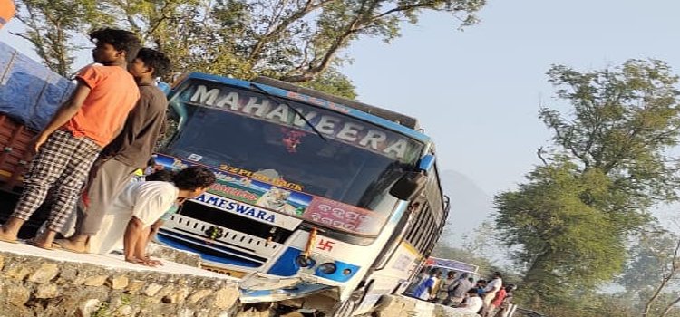 ବ୍ରିଜକୁ ଧକା ଦେଲା ଯାତ୍ରୀବାହୀ ବସ,  ହେଲପର ଆହତ, ଅଳ୍ପକେ ବର୍ତିଲେ୫୦ ଯାତ୍ରୀ