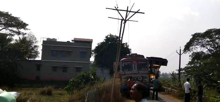 ତିରୁଣା-ବାଲିକୁଦାର ମୁଖ୍ୟରାସ୍ତା ପାଶ୍ୱର୍ରେ ବିଦ୍ୟୁତ ସେବା ବିଦ୍ୟୁତ ତାର ପାଇଁ ବାଉଁଶ ଖୁଂଟ ଭରସା