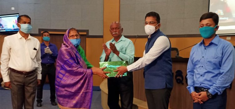 ବୀର ସହୀଦ୍ ପରିବାର ବର୍ଗଙ୍କୁ ଭେଟେରାନ୍ ଦିବସରେ ଆର୍ମି ଏଡି ସେଣ୍ଟର ପକ୍ଷରୁ ସମ୍ମାନୀତ କରାଗଲା ।