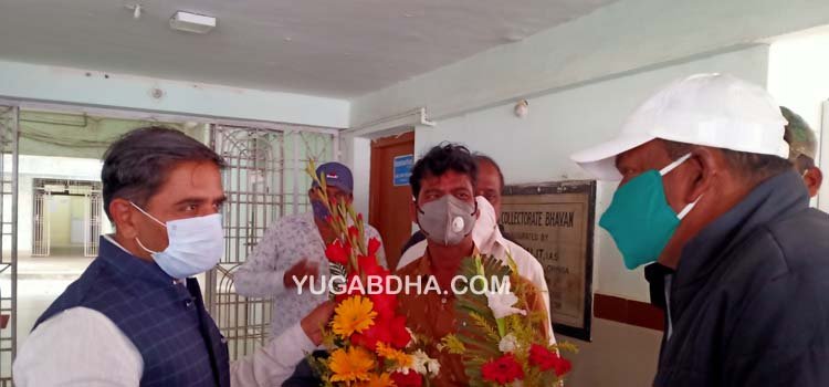 ମଡେଲ ହାଟର ଉନ୍ନତିକରଣ ନିମନ୍ତେ ଜିଲ୍ଲାପାଳଙ୍କୁ ଭେଟିଲେ ନରେନ୍ଦ୍ରପୁର ଗ୍ରାମବାସୀ