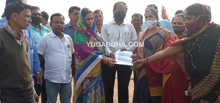ଯଶୋଟିକିରି ଠାରେ ଗଳି ପୋଲ ପାଇଁ ସାଂସଦଙ୍କୁ ଦାବିପତ୍ର