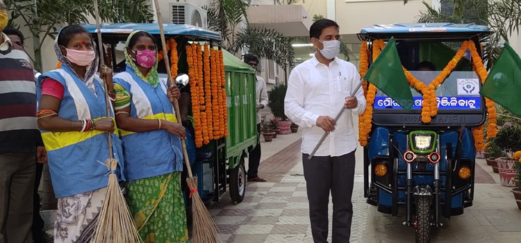 ଜିଲ୍ଲାପାଳଙ୍କ ହିଞ୍ଜିଳି ଗ୍ରସ୍ତ ଉନ୍ନୟନ କାର୍ଯ୍ୟର ସମୀକ୍ଷା, ଆବର୍ଜନା ସଂଗ୍ରହ ଗାଡ଼ିର ଉଦଘାଟନ ଓ ମୋ ୱାର୍ଡ଼ କାର୍ଯ୍ୟରେ ଯୋଗଦାନ
