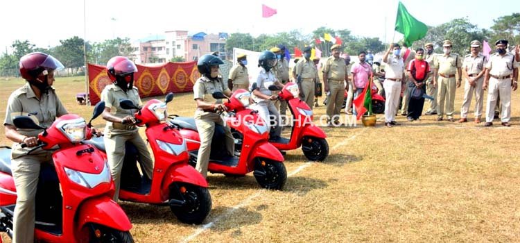 ପୋଲିସ୍ ପଡିଆ ଠାରେ ପୋଲିସ୍ କୁ ମିଳିଥିବା ମୋଫେଡ୍ ଗାଡିକୁ ସବୁଜ ପତାକା ଦେଖାଇ ଶୁଭାରମ୍ଭ କଲେ ଗଞ୍ଜାମ ଏସପି