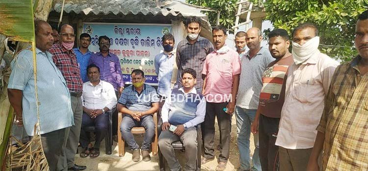 କୁକୁଡା ଫାର୍ମ ପରିଦର୍ଶନ କଲେ ଅଧିକାରୀ ଓ ଚାଷୀ