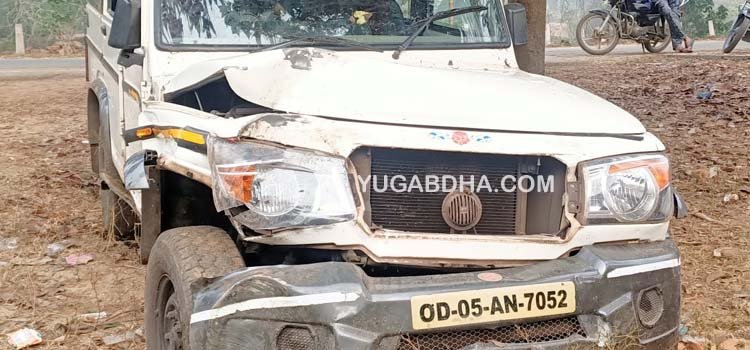 ଘନ କୁହୁଡି ଯୋଗୁ ଗଛରେ ପିଟିଲା ବୋଲେରୋ