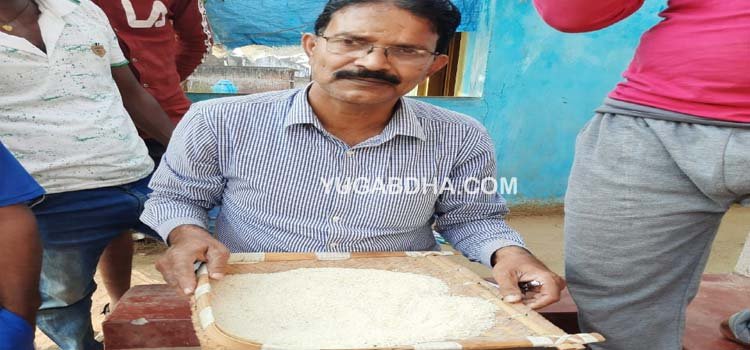 କରାତଳି ଗ୍ରାମରେ ପହଂଚି ଚାଉଳ ନମୁନା ସଂଗ୍ରହ କଲେ ବ୍ଲକ ଯୋଗାଣ ଅଧିକାରୀ