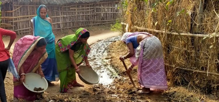 ଆଡହୁରିଆରେ ମହିଳାଙ୍କ ଦ୍ୱାରା ରାସ୍ତା ସଫେଇ
