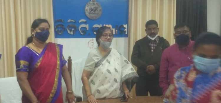 120 ଜଣ ଙ୍କୁ ଭତ୍ତା ବାଣ୍ଟିଲେ ବିଧାୟିକା