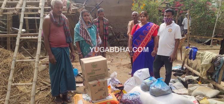 ଅଗ୍ନି ବିପନ୍ନ ପରିବାରକୁ ଜୟଦୁର୍ଗା ଫାଉଣ୍ଡେସନ ପକ୍ଷରୁ ସହାୟତା