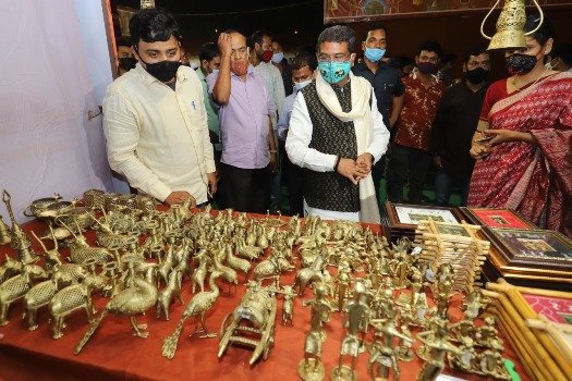 ଓଡ଼ିଶାର ହସ୍ତଶିଳ୍ପ ଓ ବୟନଶିଳ୍ପର ଚାହିଦା ପାଇଁ ଭୋକାଲ୍ ଫର୍ ଲୋକାଲ୍ ହେବାକୁ ପଡିବ : ଧର୍ମେନ୍ଦ୍ର ପ୍ରଧାନ