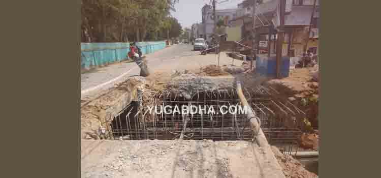 ବିପଦ ସଙ୍କୁଳ ଅବସ୍ଥାରେ ପାରଳା ମୁଖ୍ୟରାସ୍ତାରେ ନିର୍ମାଣାଧୀନ ପୋଲ