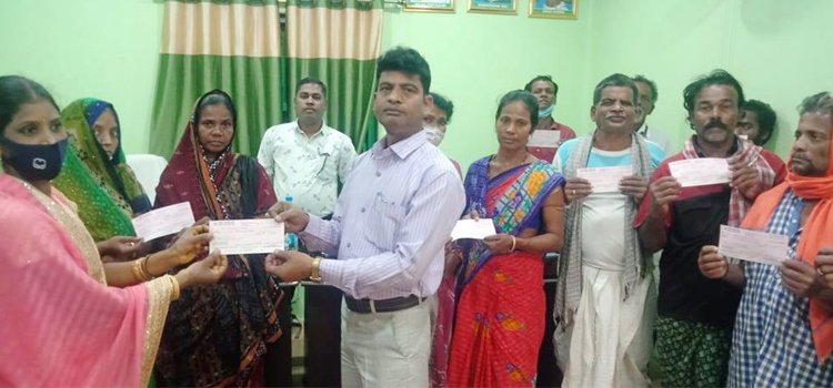 ୨୦ଜଣଙ୍କ ପରିବାରକୁ ହରିଶ୍ଚନ୍ଦ୍ର ଯୋଜନାର ସହାୟତା ରାଶି ପ୍ରଦାନ