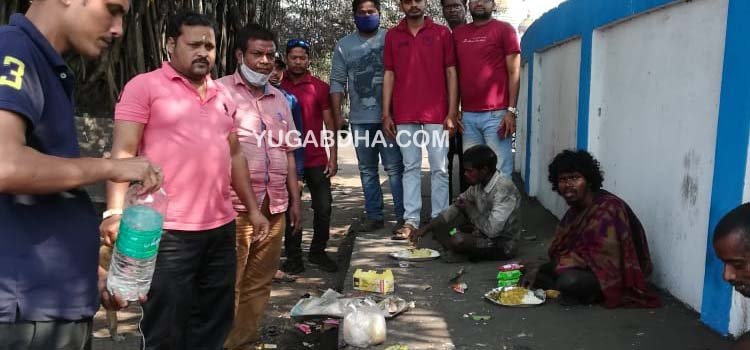 ସହୀଦ ଦିବସରେ ଜନ ସମସ୍ୟା ନିବାରଣ ସଂସ୍ଥାନ ପକ୍ଷରୁ ନିଃସହାୟଙ୍କୁ ଖାଦ୍ୟ ବଣ୍ଟନ