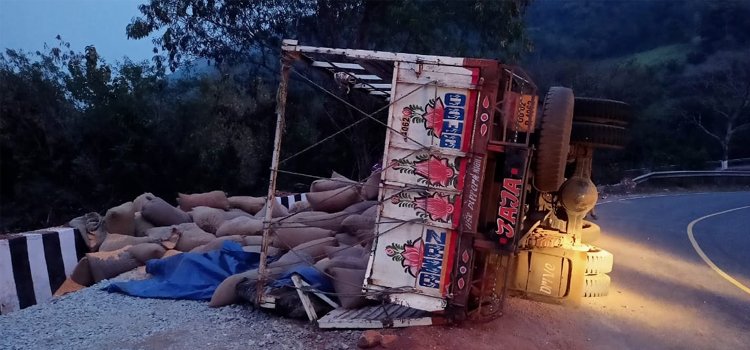 ତପ୍ତପାଣି ଘାଟିରେ ଓଲଟିଲା ମକା ମଞ୍ଜି ଟ୍ରକ