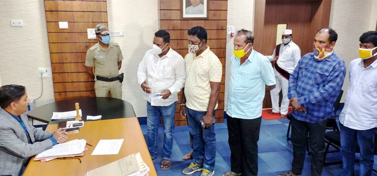 ଟିଟାନିୟମ୍ ସ୍ଲାଗ୍ ପ୍ଲାଣ୍ଟ୍‌କୁ ପୁନଃ କାର୍ଯ୍ୟକ୍ଷମ ଲାଗି ଜିଲ୍ଲାପାଳଙ୍କ ଦ୍ୱାରସ୍ଥ ହେଲେ ଜମି ହରାଇଥିବା ଶ୍ରମିକ ମାନେ