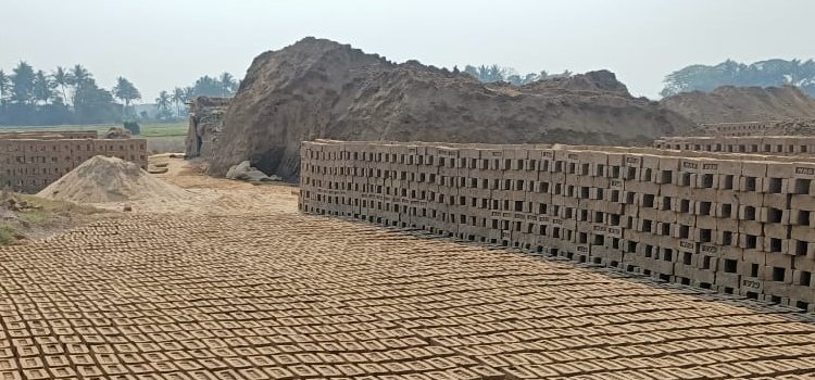 ସରକାରୀ ସ୍ଥାନରେ ପଡୁଛି ଲକ୍ଷାଧିକ ଇଟା ପ୍ରଶାସନ ନେଉନାହିଁ ପଦକ୍ଷେପ