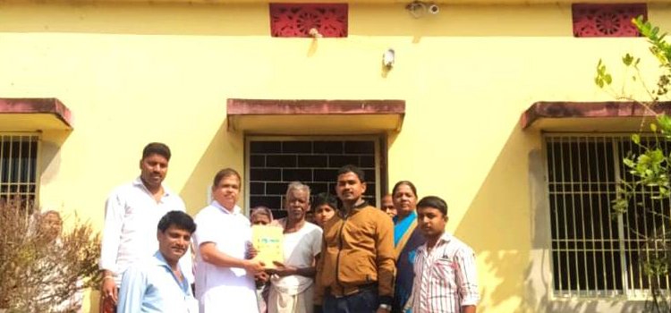 ଭାଇର ଶ୍ରାଦ୍ଧ ଦିବସରେ ଆଶ୍ରା ଜରା ନିବାସର ଅନ୍ତେବାସୀଙ୍କୁ ଗୀତା ଗ୍ରନ୍ଥ ପ୍ରଦାନ