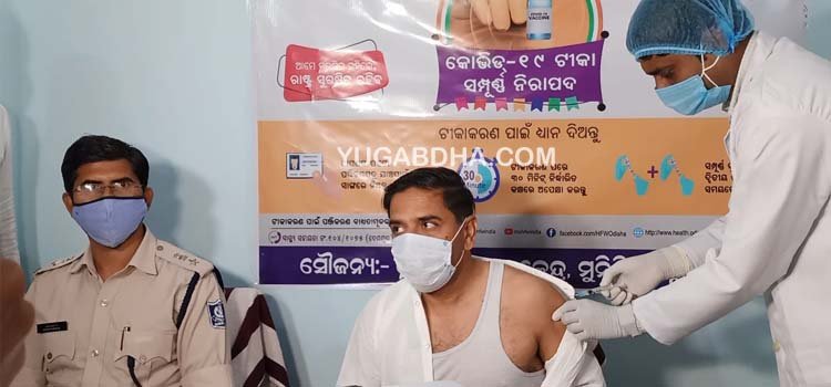 କରୋନା ଟୀକା ନେଲେ ଜିଲ୍ଲାପାଳ, ଏସପି,ଡିଆରଡିଏ ପିଡି, ଅତିରିକ୍ତ ଜିଲ୍ଲାପାଳ ଓ ଉପଜିଲ୍ଲାପାଳ