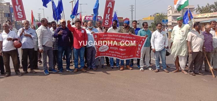ଛତ୍ରପୁର ରେ ଚାଷୀଙ୍କ ତିନିଘଣ୍ଟିଆ ଚକାଜାମ୍
