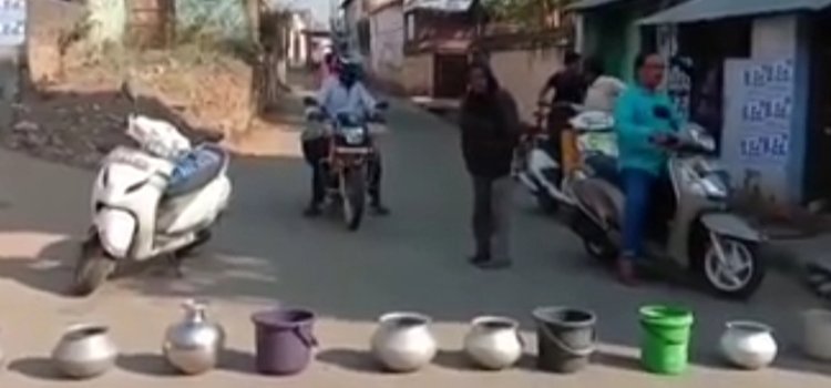 ପାଣି ଯୋଗାଣ ପାଇଁ ପ୍ରତିଶ୍ରୁତି ପରେ ରାସ୍ତା ରୋକ ହଟିଲା।