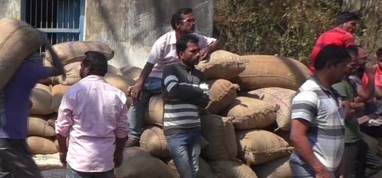 ଧାନ କିଣାରେ ଅନିୟମିତତା ଯୋଗୁଁ ଧାନ କିଣା ବନ୍ଦ କଲେ ଚାଷୀ