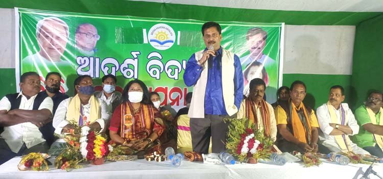 ନାଉଗାଁରେ ଓଡିଶା ଆଦର୍ଶ ବିଦ୍ୟାଳୟ ପାଇଁ ଭିତି ପ୍ରସ୍ତର ସ୍ଥାପନ କଲେ ଗଣଶିକ୍ଷା ମନ୍ତ୍ରୀ,ଫଳକରେ ୨ ଉପାଧ୍ୟକ୍ଷଙ୍କୁ ଅଣଦେଖା