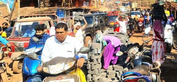 ରାସ୍ତା ଉପରେ ଇଟା ପକାଇ ଅବରୋଧ; ରାସ୍ତା ଉପରେ ଇଟା ପକାଇ ଅବରୋଧ; ଜନ ସାଧାରଣ ହନ୍ତସନ୍ତଜନ ସାଧାରଣ ହନ୍ତସନ୍ତ