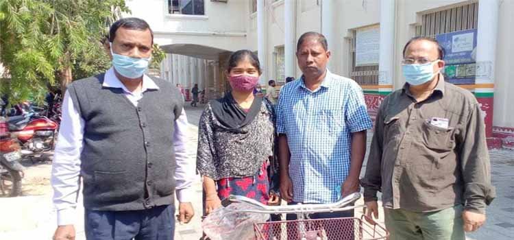 ଅସହାୟ କଲେଜ ଛାତ୍ରୀଙ୍କୁ ସାଇକଲ ପ୍ରଦାନ