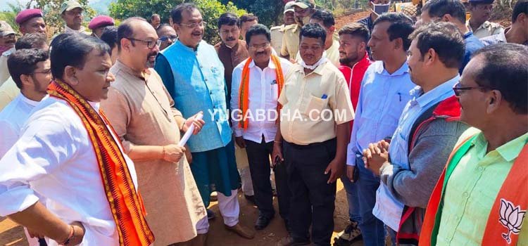 ଓଡିଶାବାସୀଙ୍କୁ ଆନ୍ଧ୍ର ପ୍ରଶାସନ ଅଧିକାରୀ ଭୋଟ ଦେବାପାଇଁ ପ୍ରବର୍ତ୍ତାଉଥିବା ବେଳେ ବିଜେପି ଟିମ୍‌ର ପ୍ରଶ୍ନବାଣରେ ଛତ୍ରଭଙ୍ଗ ଦେଲେ ଆନ୍ଧ୍ର ଅଧିକାରୀ