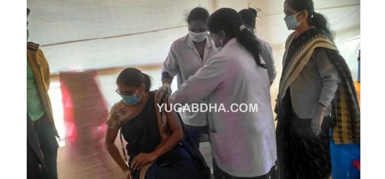 କନ୍ଧମାଳରେ ୭୩୪ ଜଣ ସରକାରୀ କର୍ମଚାରୀ  କୋଭିଡ ଟୀକା ନେଲେ : ପ୍ରଥମ ଟୀକା ନେଲେ ଜିଲାପାଳ