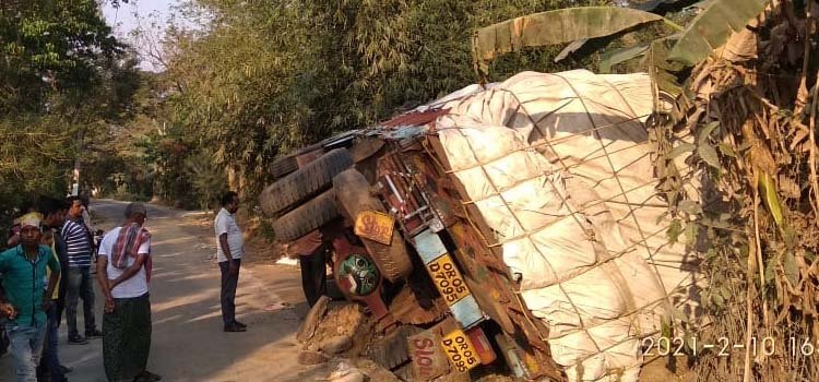 ପୂର୍ତ ବିଭାଗ ରାସ୍ତାର ଧୂଆଁପଦାରେ ଓଲଟିଲା ଧାନ ବୋଝେଇ ଟ୍ରକ