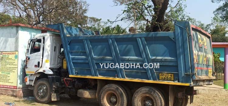 ହାଇୱା ଧକ୍କାରେ ‘ଆମ ଗାଁ ଆମ ବିକାଶ’ ଘର ଭାଙ୍ଗିଲା