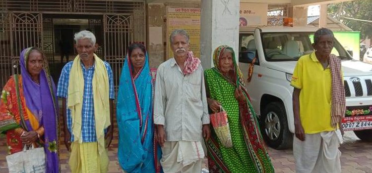 ଭତ୍ତାଟିଏ ପାଇବା ନିମନ୍ତେ ଜିଲ୍ଲାପାଳଙ୍କ ଦ୍ୱାରସ୍ଥ ହେଲେ ପଦ୍ମନାଭପୁରର ବୃଦ୍ଧ ଓ ବୃଦ୍ଧା