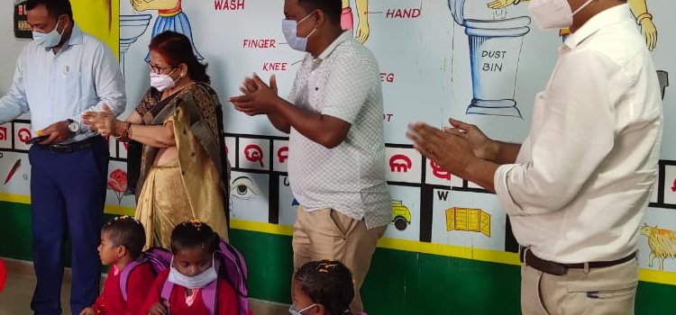 ଅଙ୍ଗନବାଡି କେନ୍ଦ୍ରରେ କୁନି ପିଲାଙ୍କୁ ସମ୍ବର୍ଦ୍ଧିତ କଲେ ଉପ ଜିଲ୍ଲାପାଳ