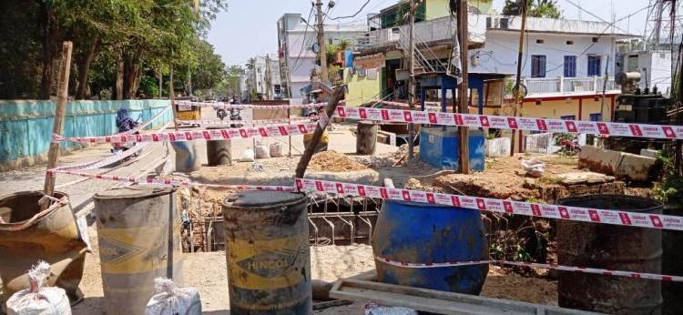 ୟୁଗାବ୍ଦର ପ୍ରଭାବ ମୁଖ୍ୟରାସ୍ତାରେ ନିର୍ମାଣାଧୀନ ପୋଲ ୪ ପାଶ୍ୱର୍ରେ ଲାଗିଲା ସୁରକ୍ଷା ବ୍ୟାରିକେଡ୍