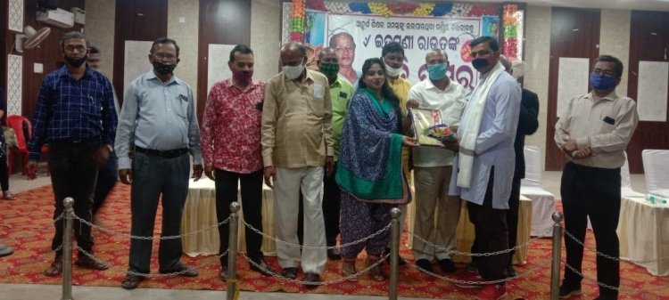 ଆଦର୍ଶ ଶିକ୍ଷକ ଦରଦୀବନ୍ଧୁ ପୂର୍ବତନ ବିଧାୟକ ଇନ୍ଦ୍ରମଣୀ ରାଉତଙ୍କୁ ଭାବବିହ୍ୱଳ ଶ୍ରଦ୍ଧାଞ୍ଜଳି
