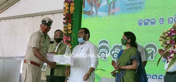 କନ୍ଧମାଳ ଜିଲ୍ଲାର ଶ୍ରେଷ୍ଠ ବନପାଳ ଭାବେ ପୁରସ୍କୃତ