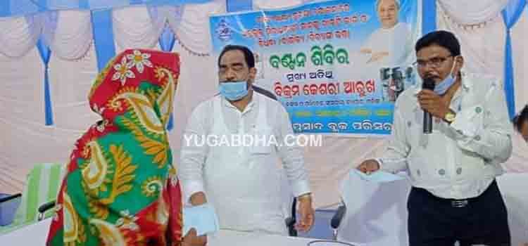 ମନ୍ତ୍ରୀ ଙ୍କ ଦ୍ଵାରା ଖାଉଟି କାର୍ଡ ବଣ୍ଟନ, ବାର୍ଦ୍ଧକ୍ୟ ଭତ୍ତା ବଣ୍ଟନ