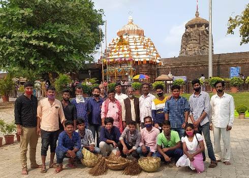 ୧୯ ବର୍ଷ ଧରି ଝାଡୁ ଓ ଝୁଡିରେ ନିଆରା ସେବା