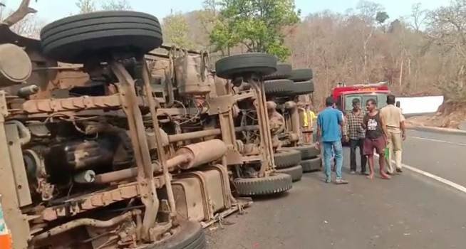 କଳିଙ୍ଗା ଘାଟିରେ ତେଲ ବୋଝେଇ ଟ୍ରକ ଓଲଟିଲା