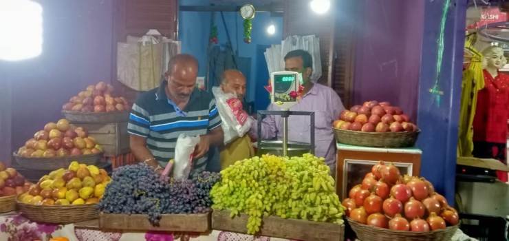 ଫଳ ଦୋକାନରୁ ପଲିଥିନ ଜବତ ଜୋରିମାନା ଆଦାୟ