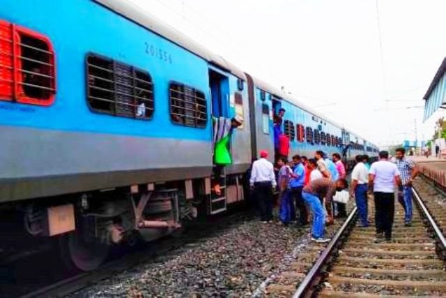 ଭୁବନେଶ୍ୱର-ହାୱଡା ଜନ ଶତାବ୍ଦୀ ଏକ୍ସପ୍ରେସରେ ନିଆଁ