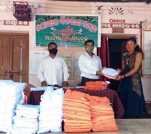 ତନରଡା ଆର୍ଯ୍ୟକନ୍ୟା ଗୁରୁକୂଳ ଆଶ୍ରମରେ ପୋଷାକ ବିତରଣ ଉତ୍ସବ