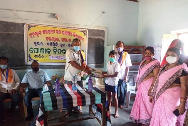 ବିଦ୍ୟାଳୟରେ ପୋଷାକ ବିତରଣ ଉତ୍ସବ