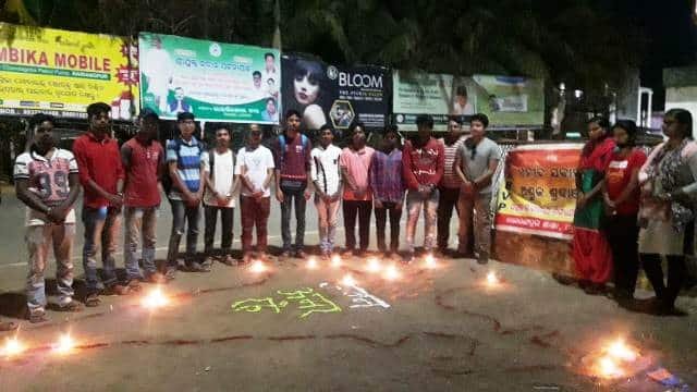 ଏବିଭିପି ପକ୍ଷରୁ ସହୀଦ ଯବାନଙ୍କ ପ୍ରତି କ୍ୟାଣ୍ଡେଲ ପ୍ର‌ଜ୍ୱଳନ ଏବଂ ଅଶ୍ରୁଳ ଶ୍ରଦ୍ଧାଞ୍ଜଳି