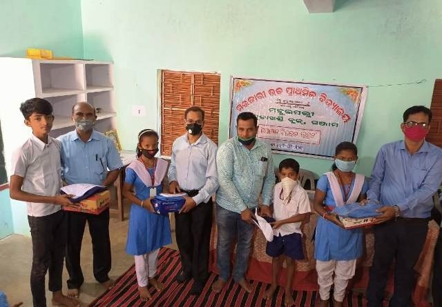 ମହୁଲପଲ୍ଲୀ ସ୍କୁଲରେ ପୋଷାକ ବଣ୍ଟନ ମେଳା